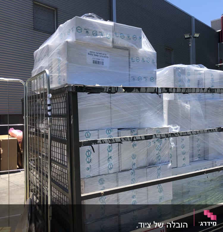 ארגזים עטופים בניילון על עגלה להובלה